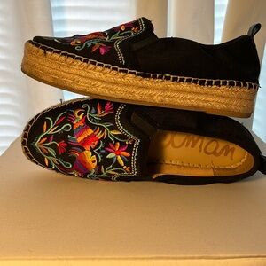 Sam Edelman Espadrille Sneaker 91/2 Slip-On Carrin Black Fish Floral Embroidered